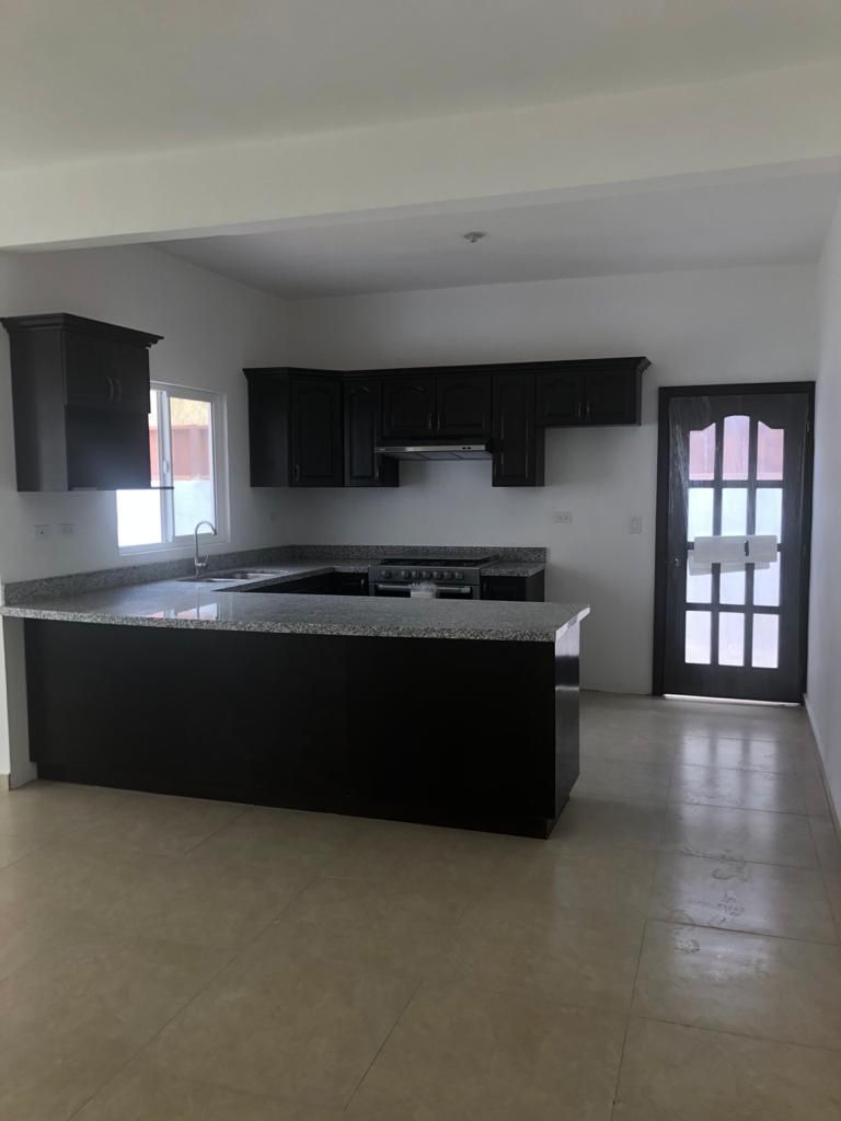 3 de 6: Cocina con cubierta de granito e incluye los electrod.