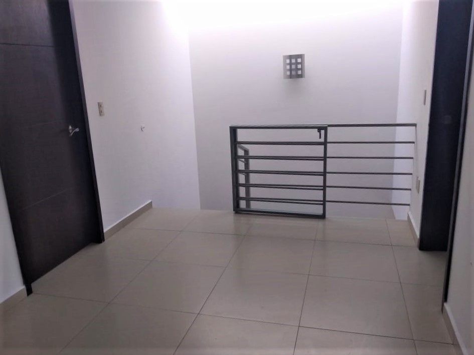 4 de 8: Amplio distribuidor y reja de seguridad para niños pequeños