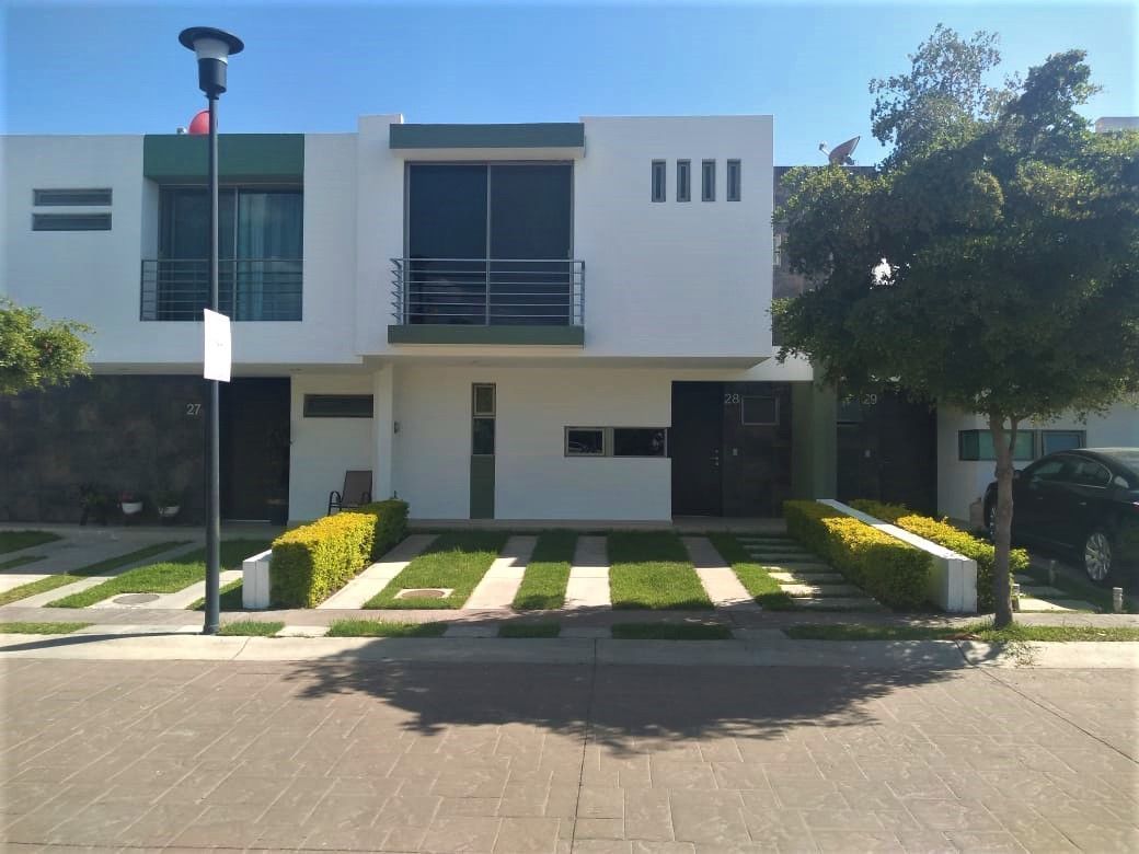 1 de 8: Casa enfrente de parque comunal