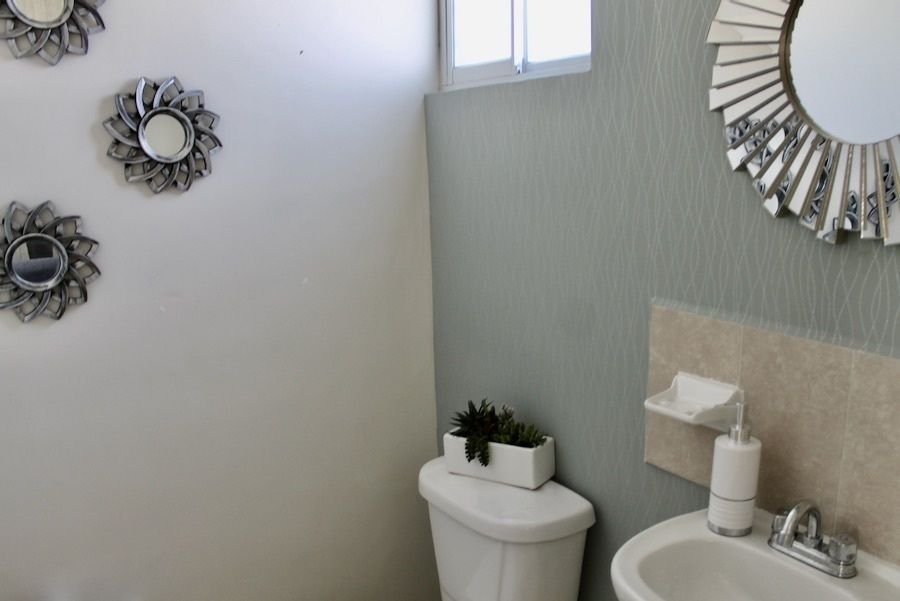 5 of 12: Medio baño