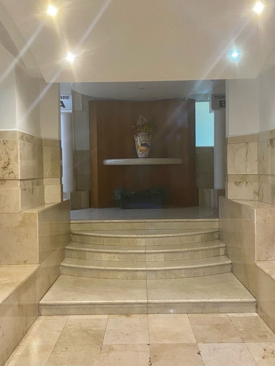 1 de 17: ENTRADA AL EDIFICIO