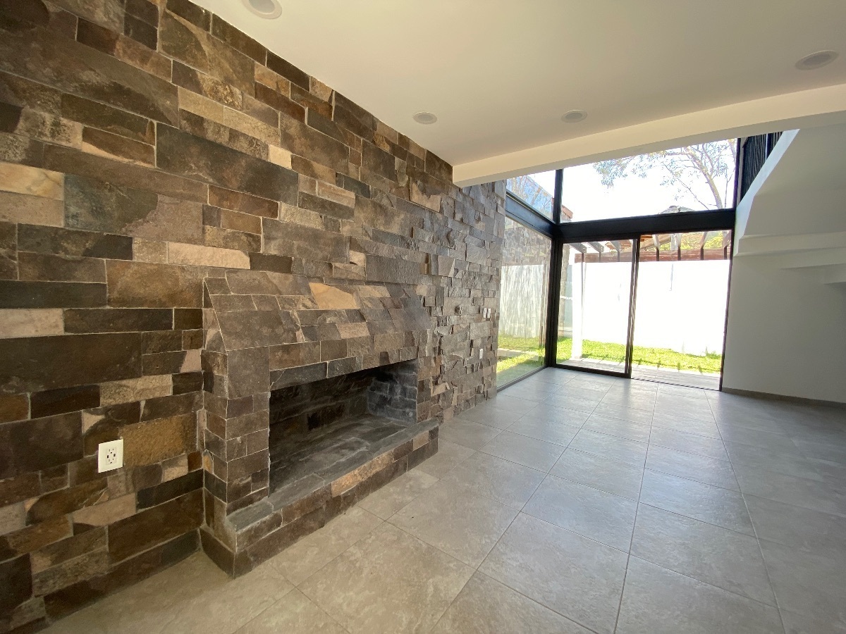 5 of 16: Sala con chimenea