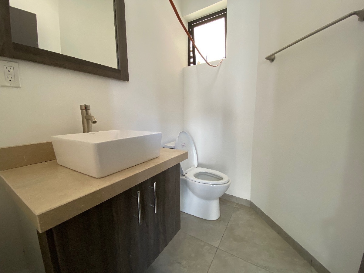 10 of 16: Medio baño