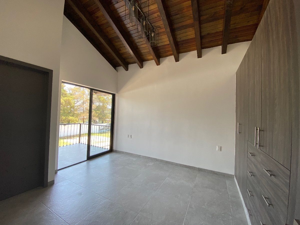 Recámara principal con baño completo y balcón