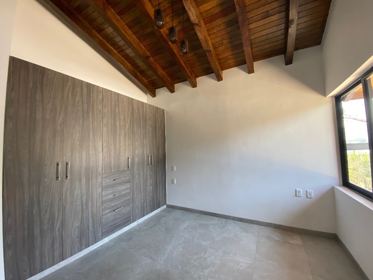 12 of 16: Recámara secundaria con baño completo y closet