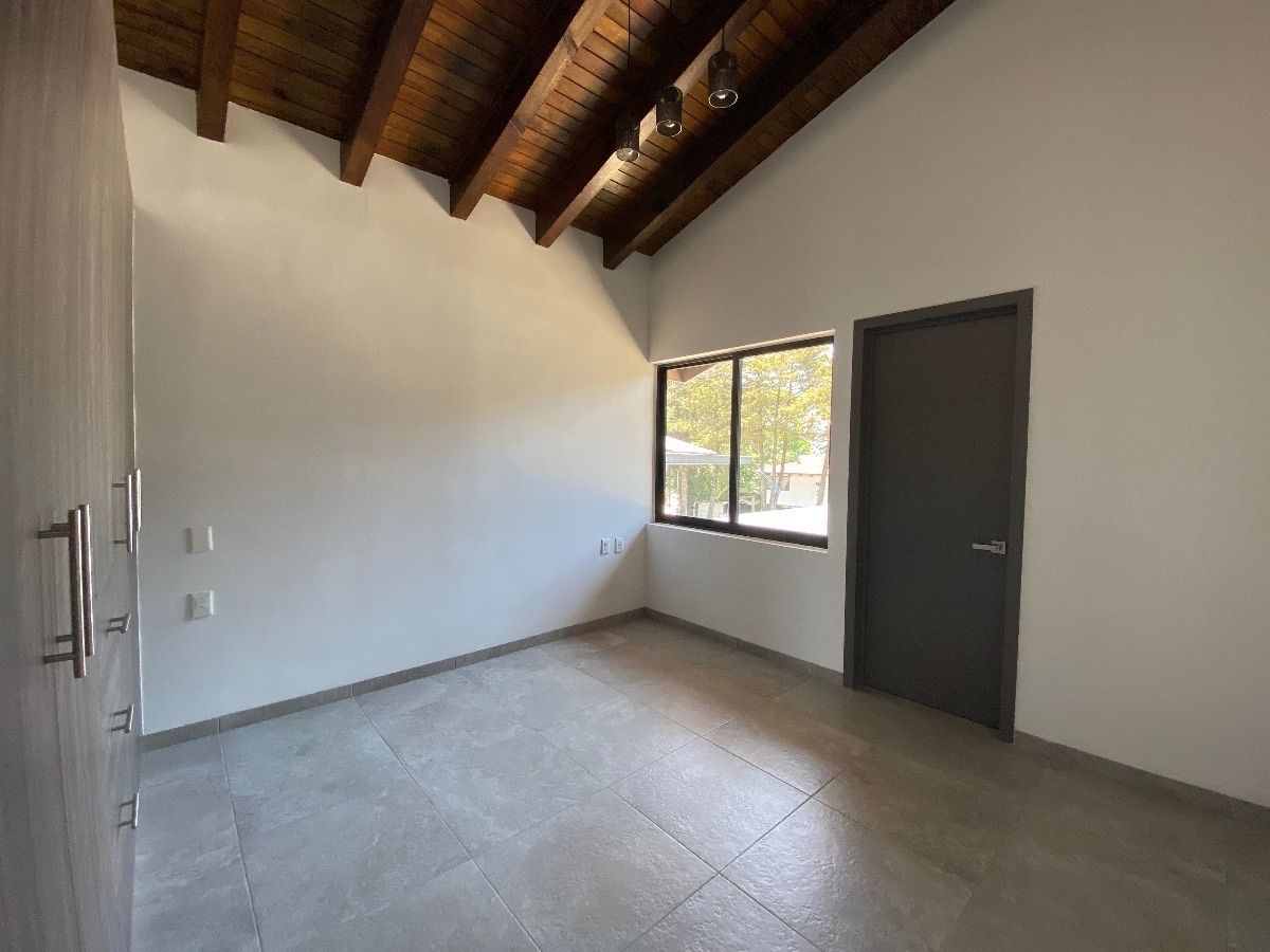 Recámara secundaria con baño completo y closet