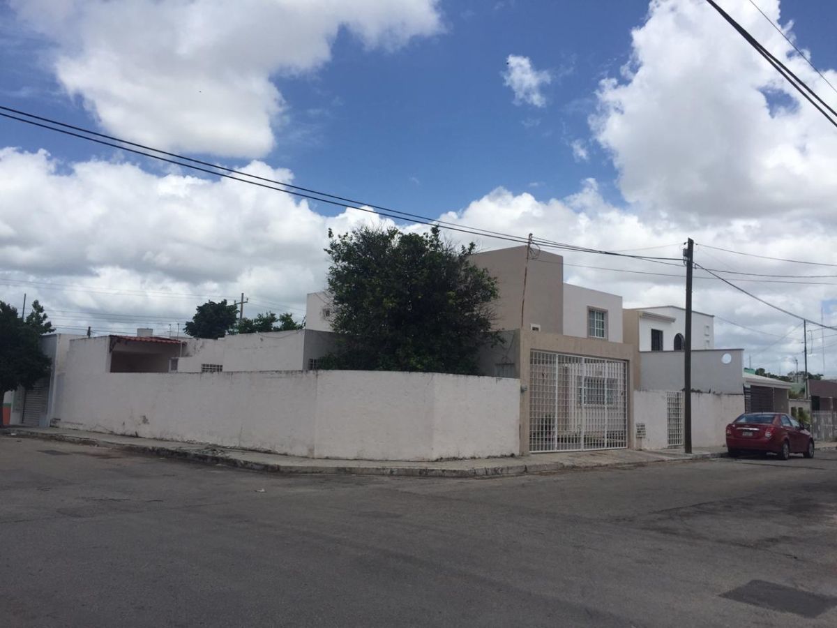 Casa en venta en Merida, Residencial Pensiones en Esquina!!