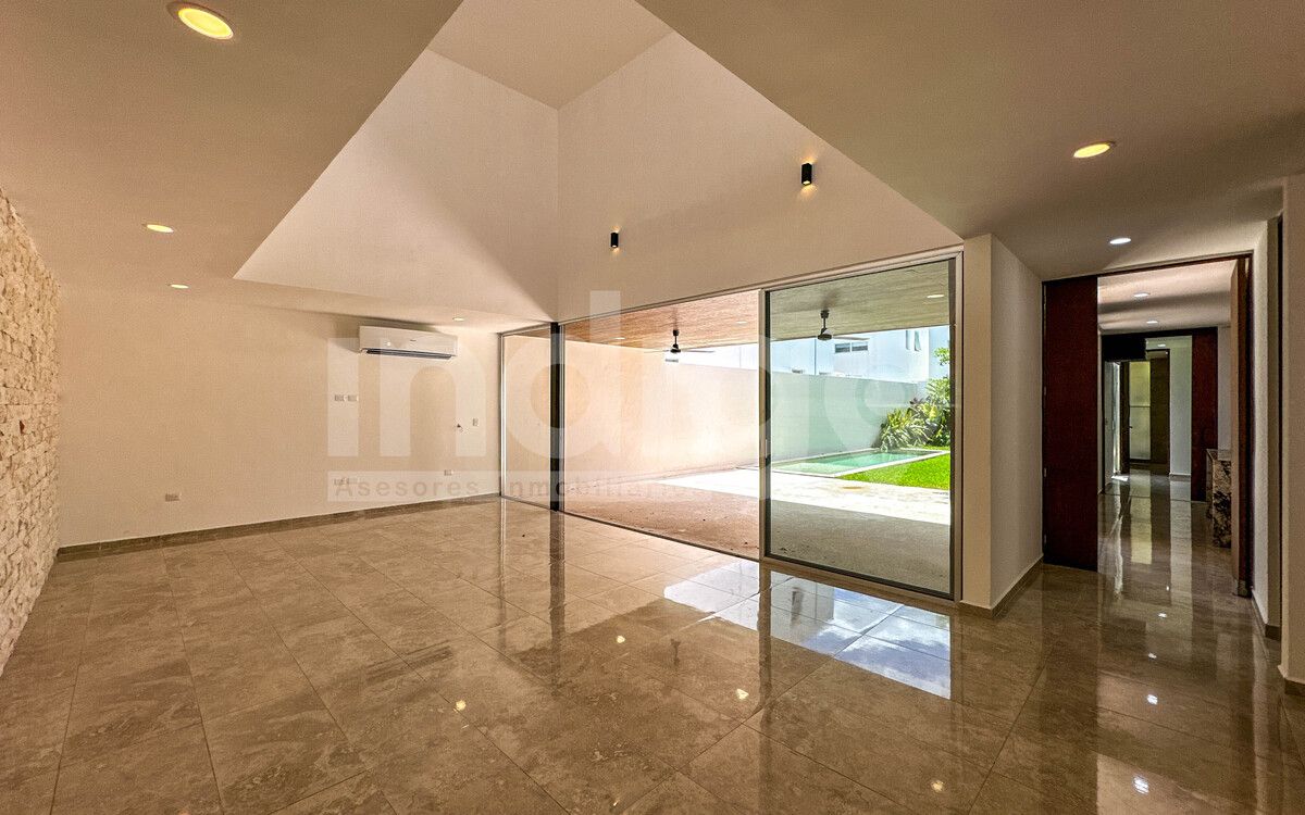 4 of 50: Sala / Comedor con Techos a Doble Altura