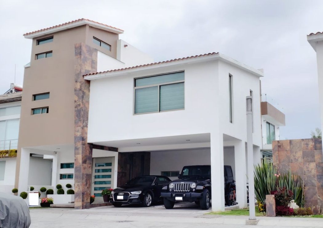 1 de 25: Vista frontal de la casa