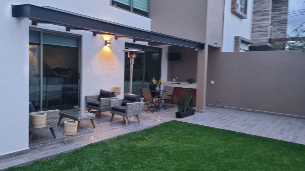 23 de 25: Terraza de lujo en el jardin principal