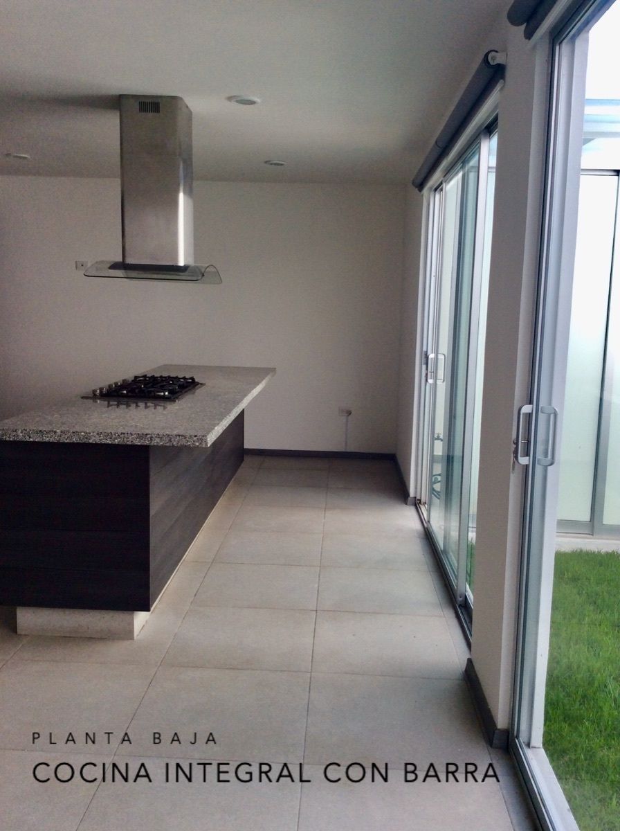 3 de 48: COCINA ABIERTA Y ACCESO A PATIO DE LAVADO Y JARDÍN
