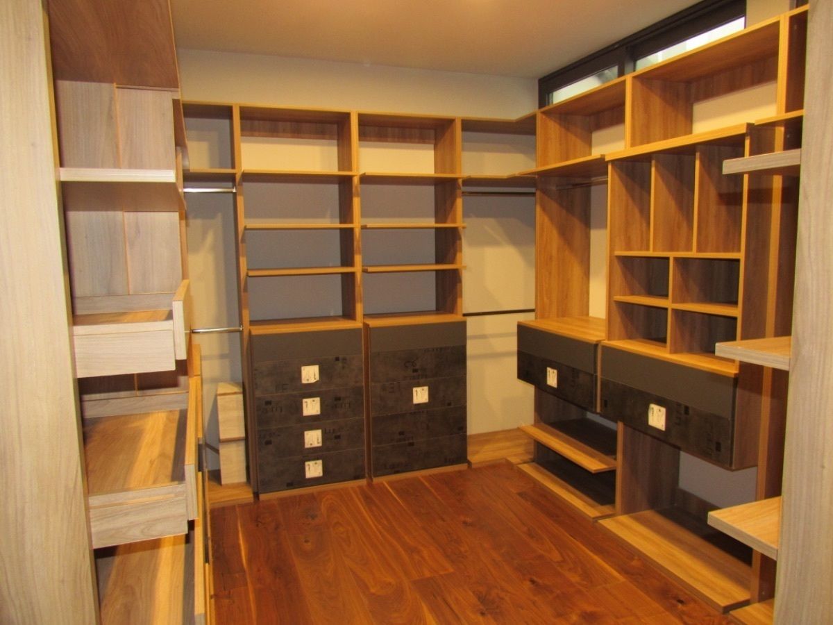 9 de 24: Vestidor principal