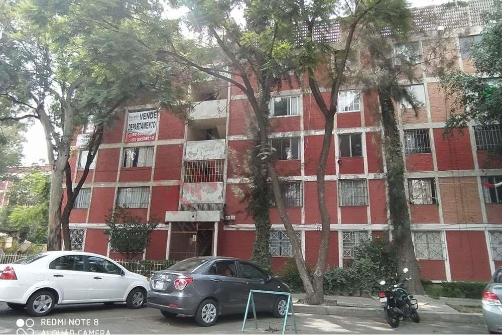 3 de 26: Fachada de frene al edificio