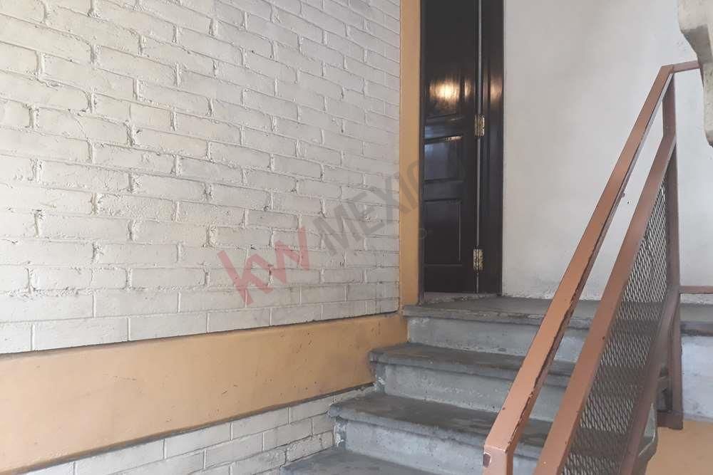 4 de 26: Escalera al 3er. piso