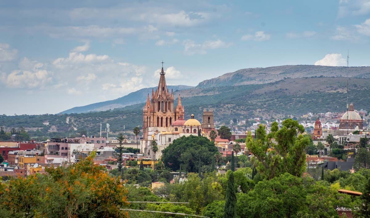 29 de 32: Vista desde la Terraza a la Parroquia de San Miguel Arcángel