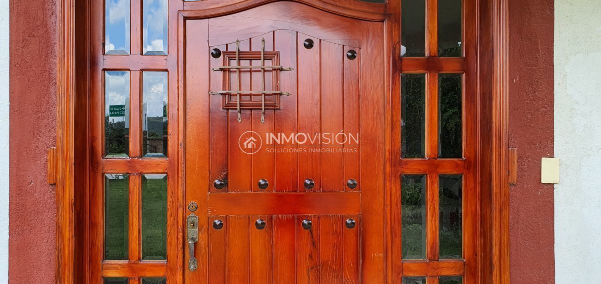 2 de 50: Puerta principal con fina carpintería 