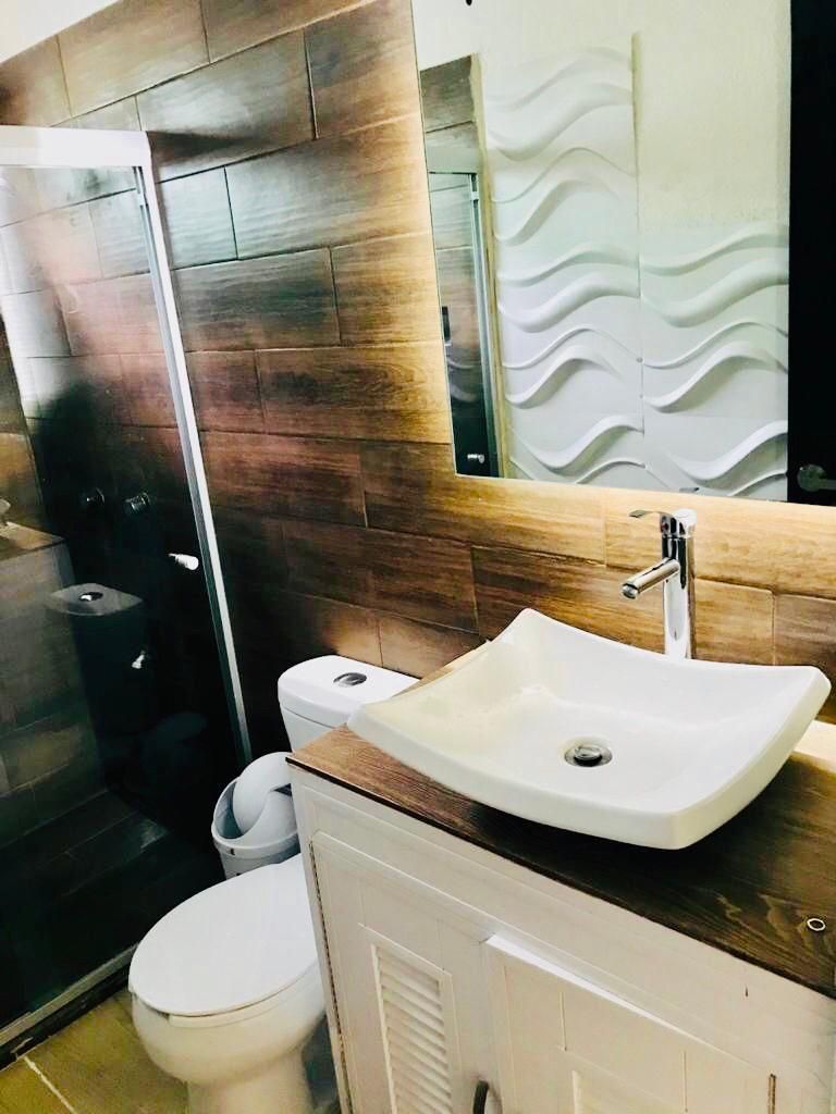 3 de 25: BAÑO CON PUERTAS DE CRISTAL TEMPLADO .