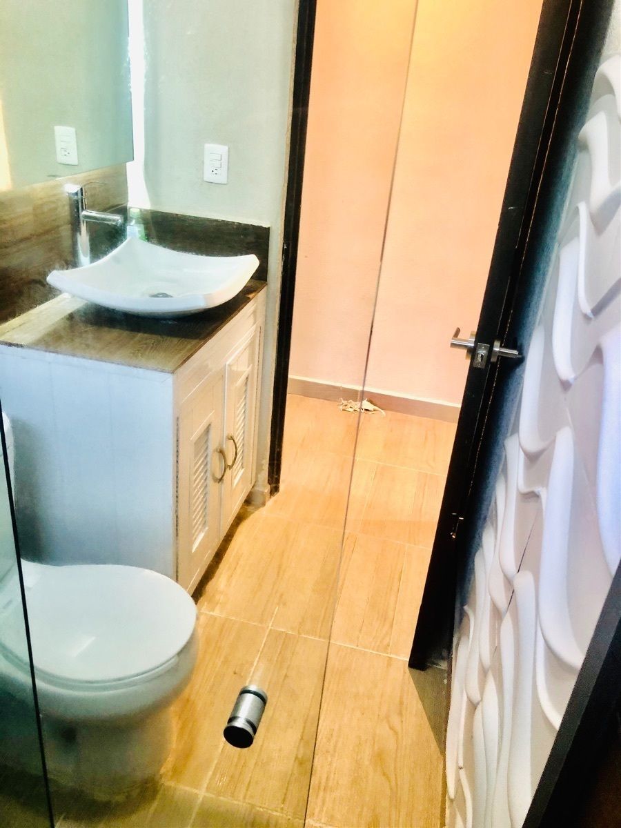 5 de 25: BAÑO A ESTRENAR CON PUERTAS EN LA BAÑERA DE CRISTAL TEMPLADO