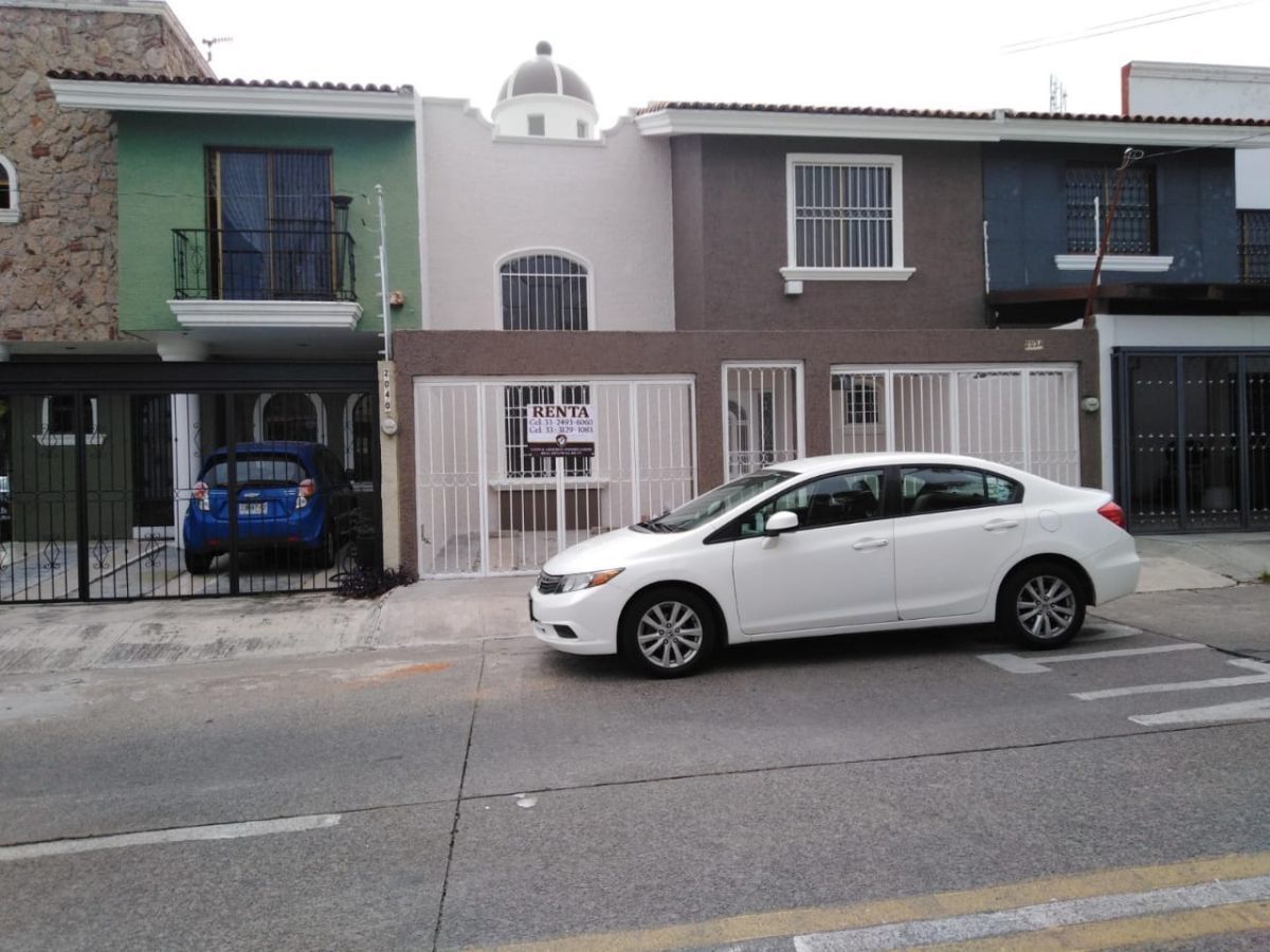 RESIDENCIA EN RENTA EN JARDINES DEL COUNTRY GUADALAJARA EXCELENTE UBICACION  | EasyBroker