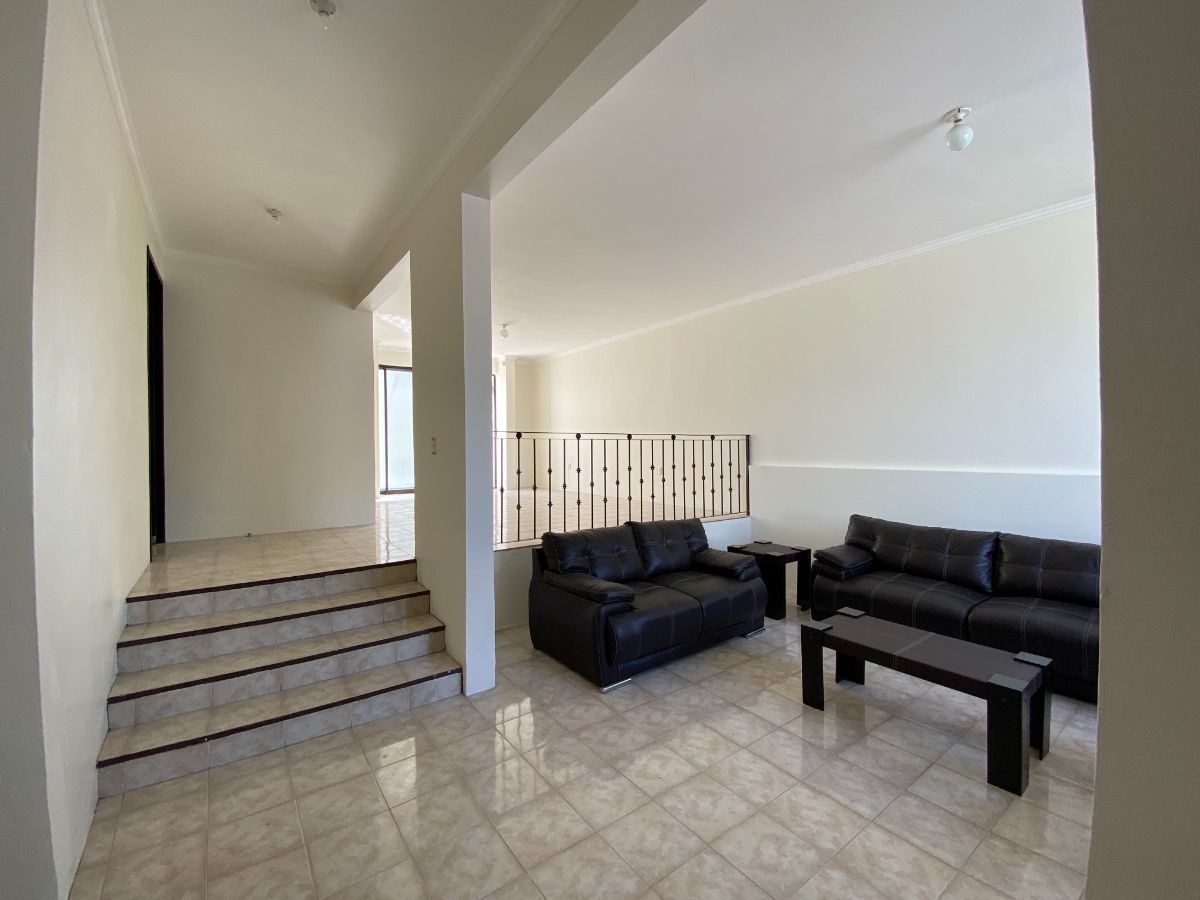 5 de 22: Escaleras de acceso a cocina y comedor principal