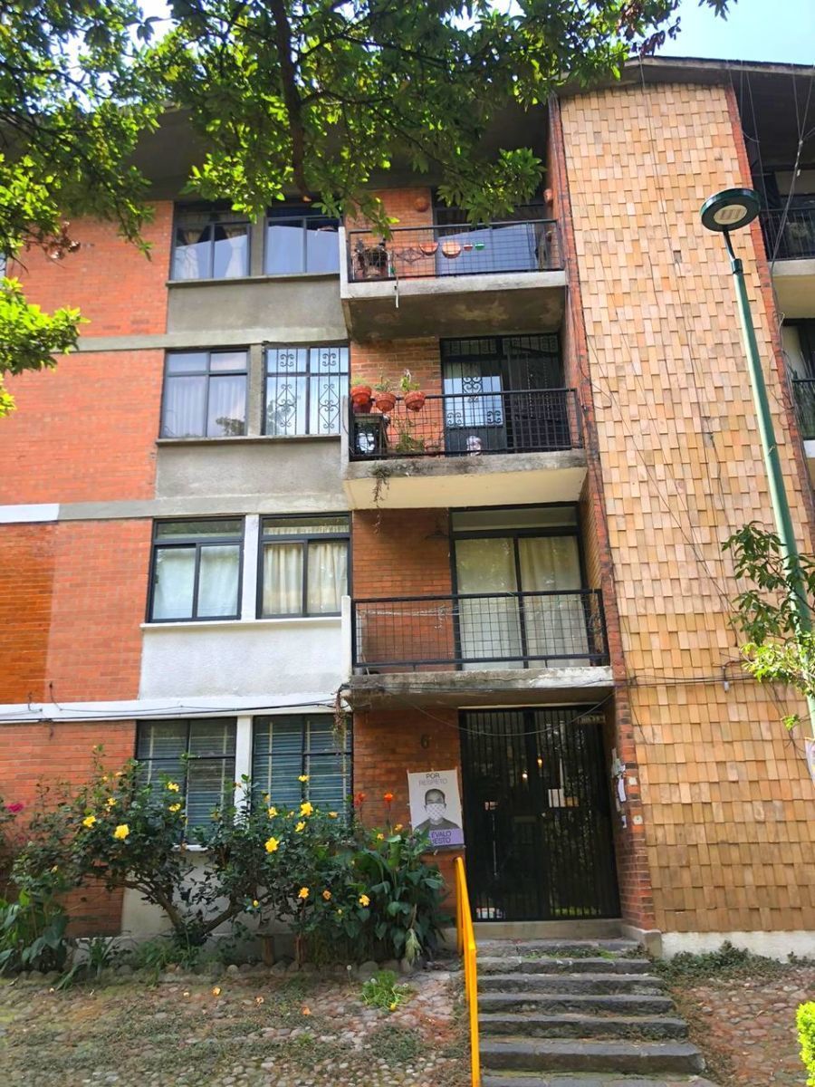 1 of 13: Fachada principal
