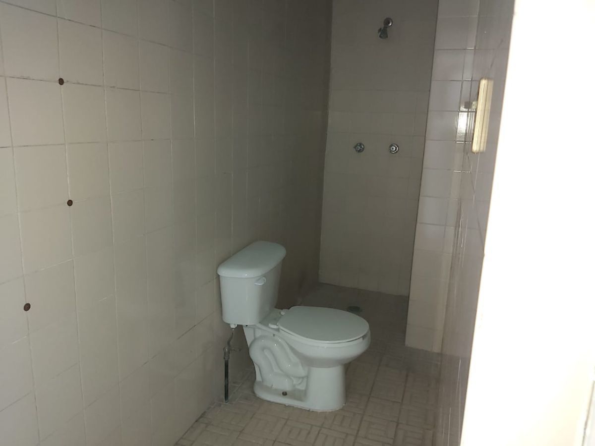 28 de 30: Baño de servicio