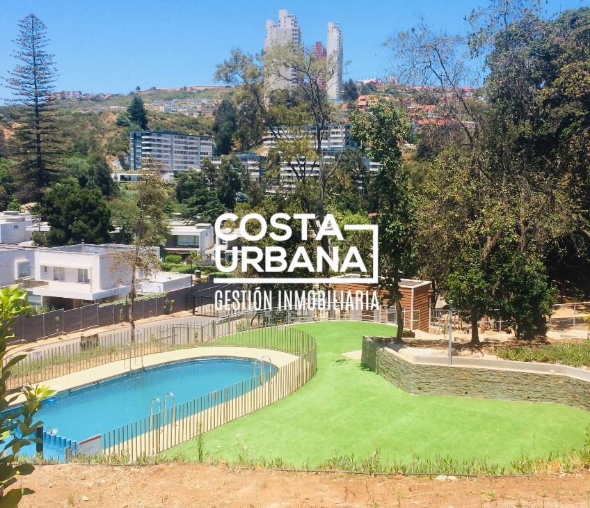 6 de 7: Piscina y jardines