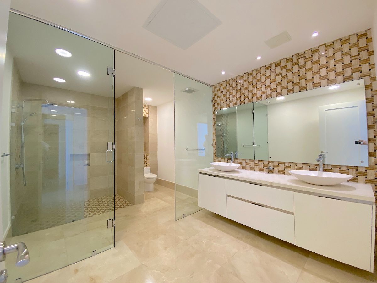 12 de 24: Amplio baño habitación principal 