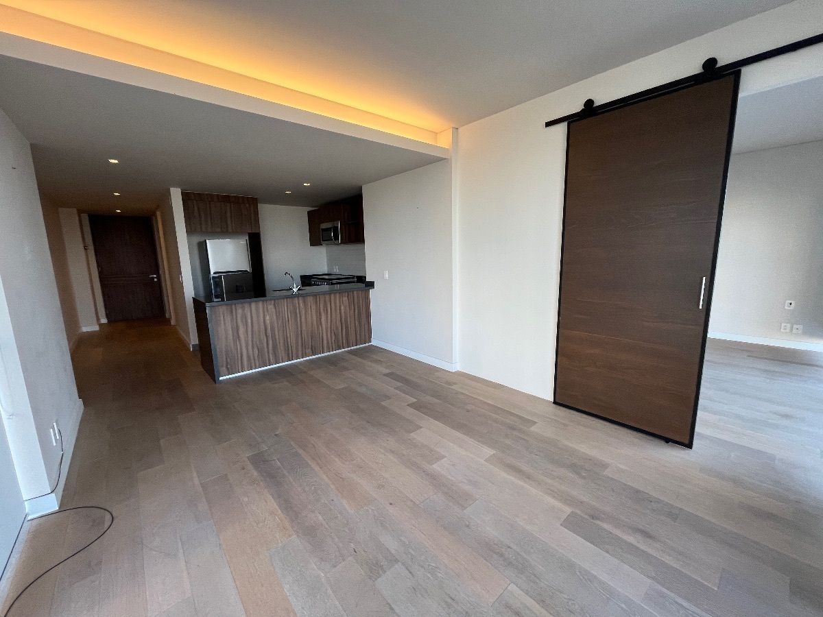 23 de 24: Estancia con cocina abierta