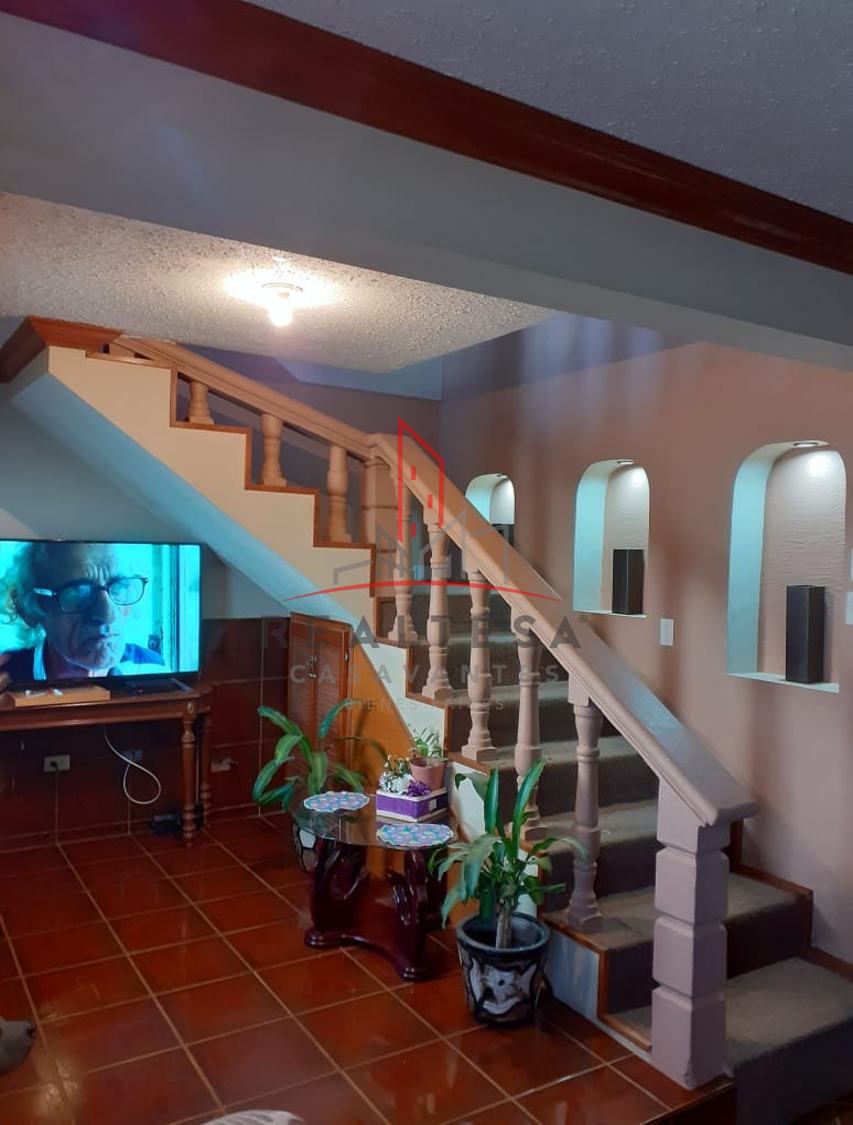 3 de 17: Área de recibidor y escalera 