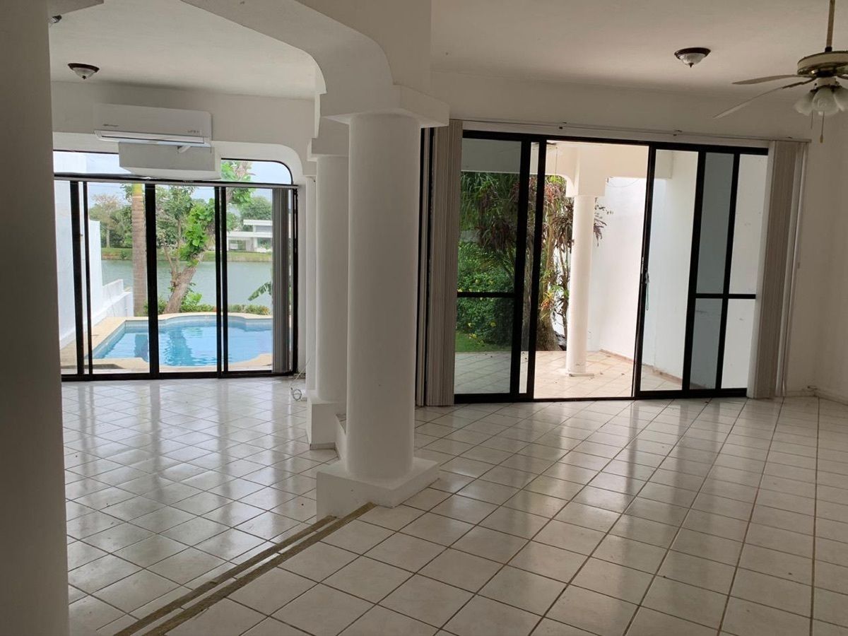 2 de 10: Sala y comedor amplia 