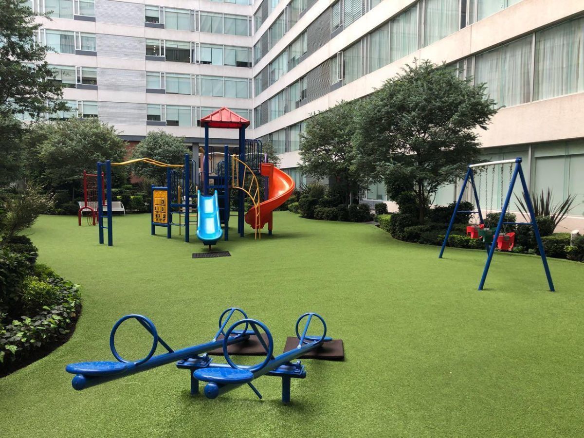 JARDÍN CON JUEGOS INFANTILES