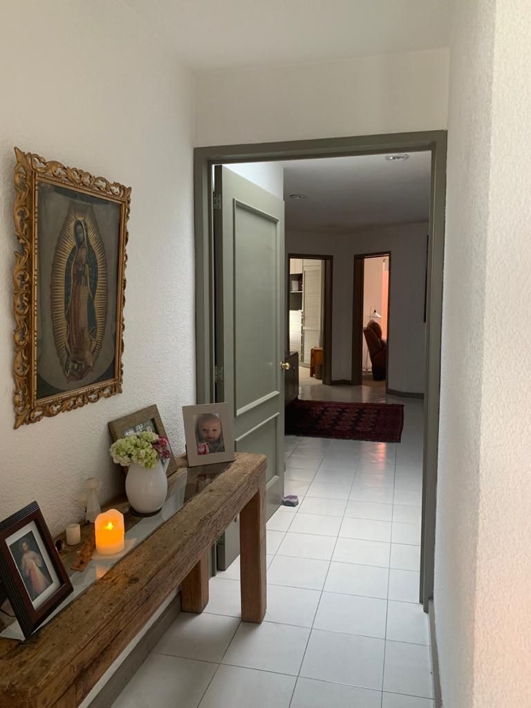 9 de 33: Pasillo al family room y recamaras 
