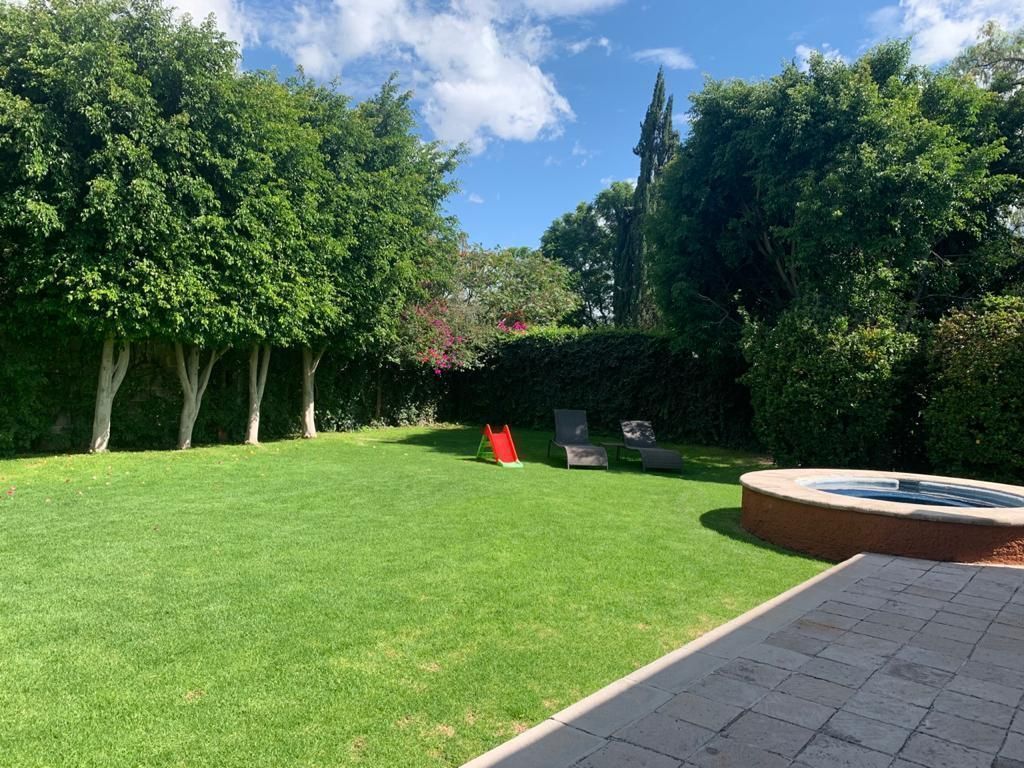 27 de 33: Jardín arbolado de 500 m2