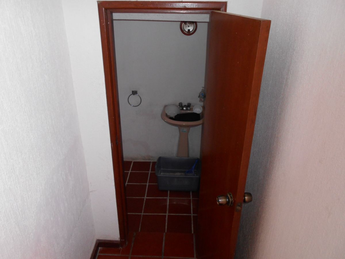 4 de 25: MEDIO BAÑO