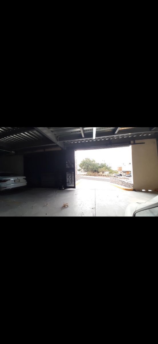 14 de 14: estacionamiento techado
