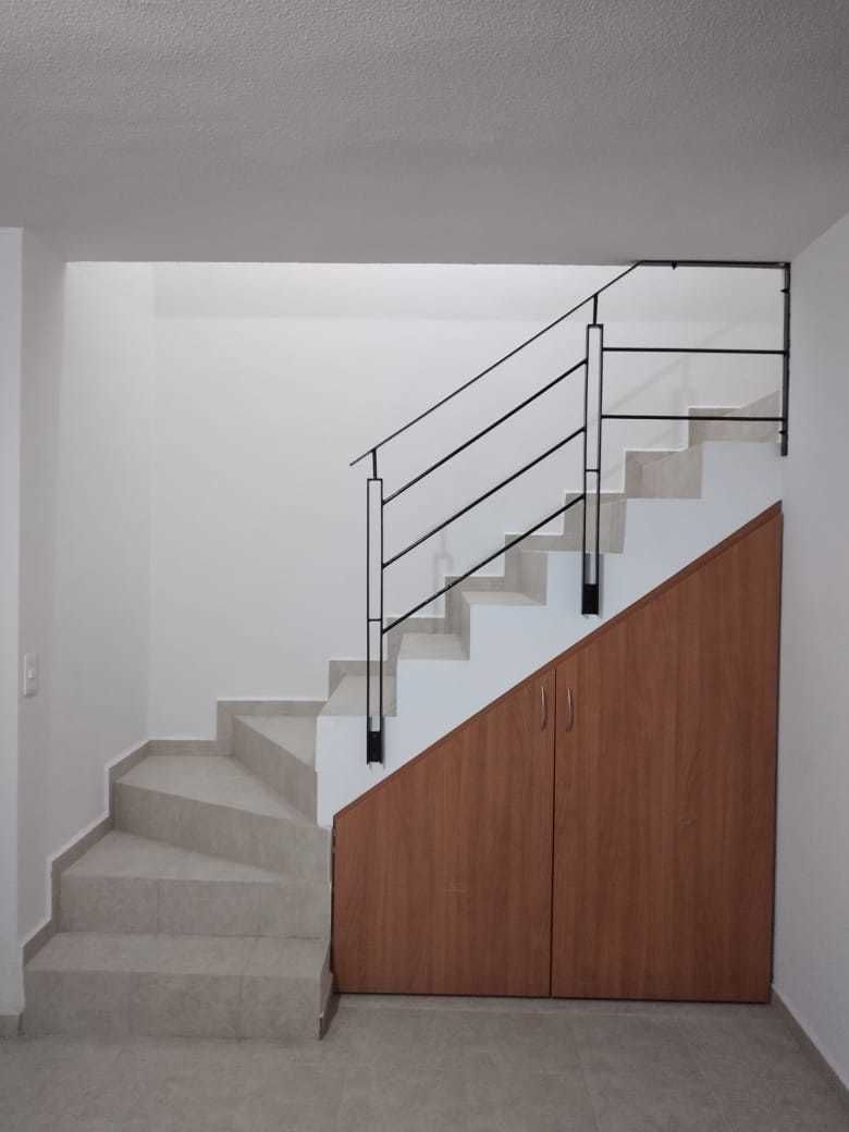 8 de 27: Bodega debajo de escaleras