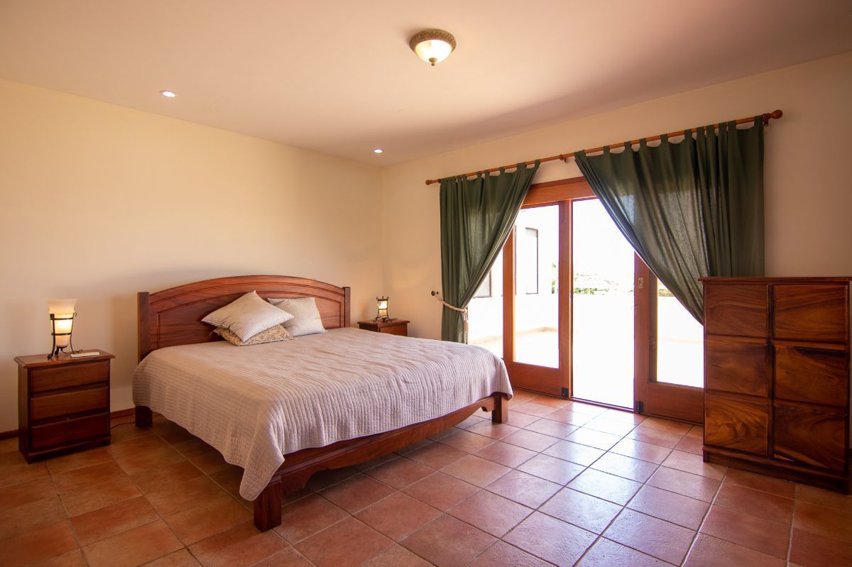 18 de 47: Master bedroom with terrace and ocean view