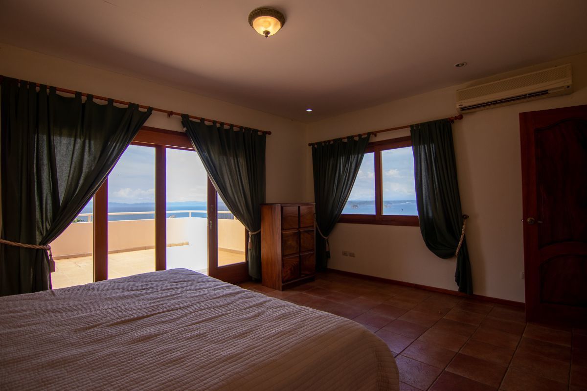 21 de 47: Master bedroom with terrace and ocean view