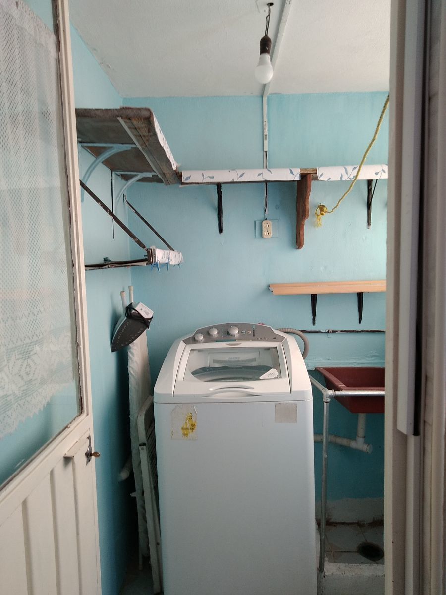 4 de 10: área de lavado con piso de ceramica y calentador de paso