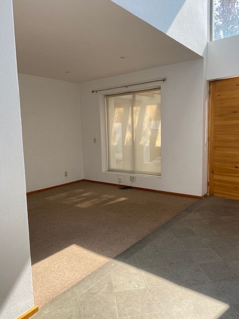 5 de 45: Sala de T.V. o estudio en la entrada