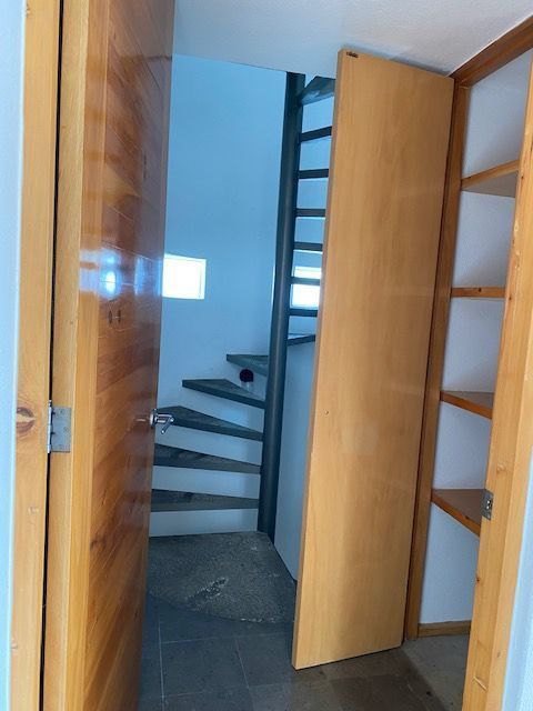 41 de 45: Escalera interior de servicio