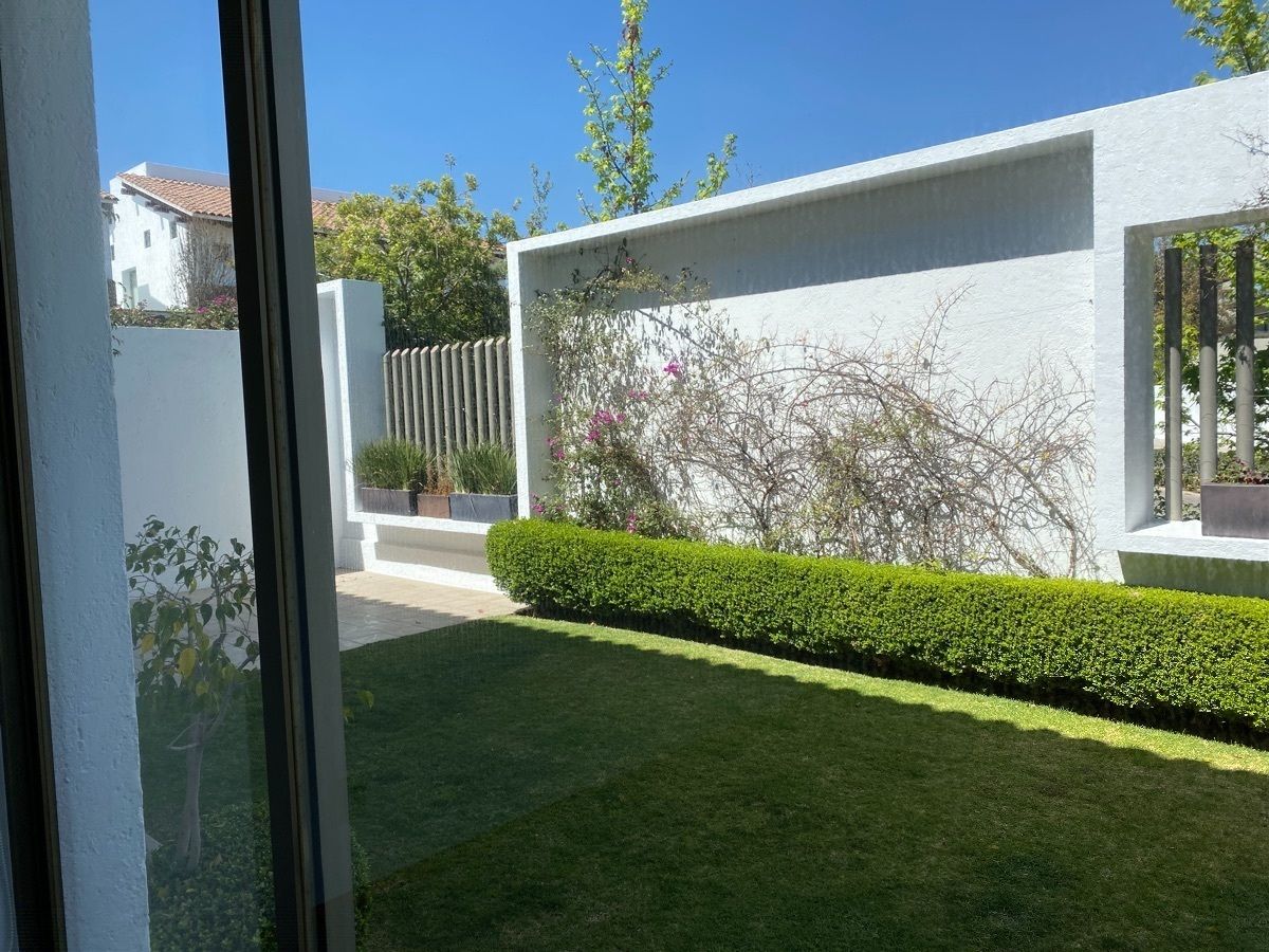 16 de 45: Vista del jardín