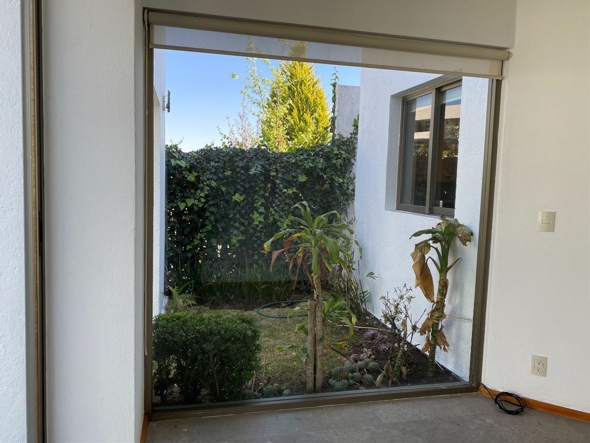 15 de 45: Jardín lateral con vista desde la cocina y desayunador
