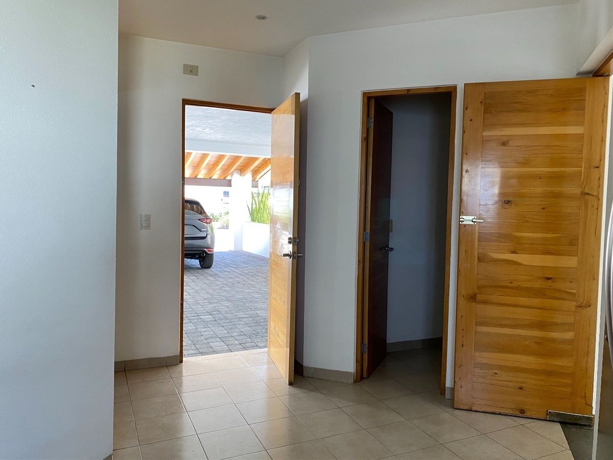 21 de 45: Puerta de acceso a la cocina desde la cochera