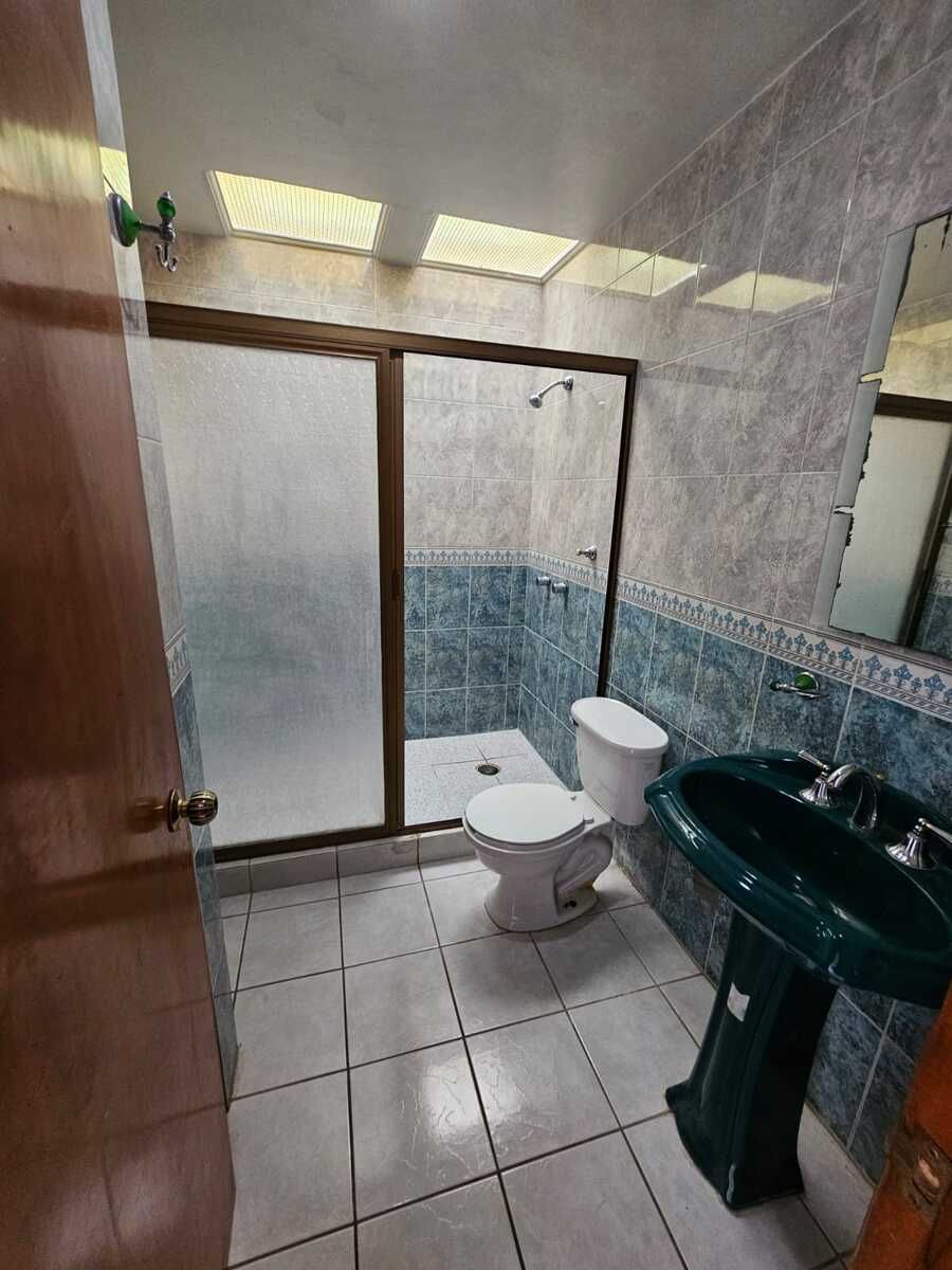 13 of 21: BAÑO