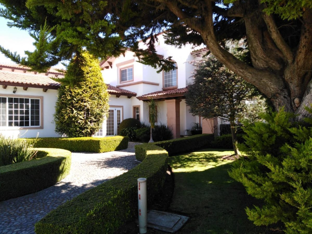 1 de 30: Fachada de casa con rotonda