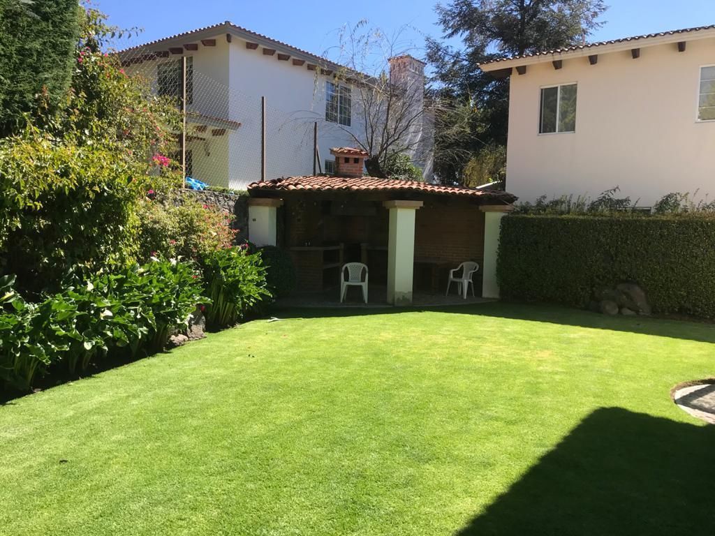 21 de 30: Jardín con terraza y asador