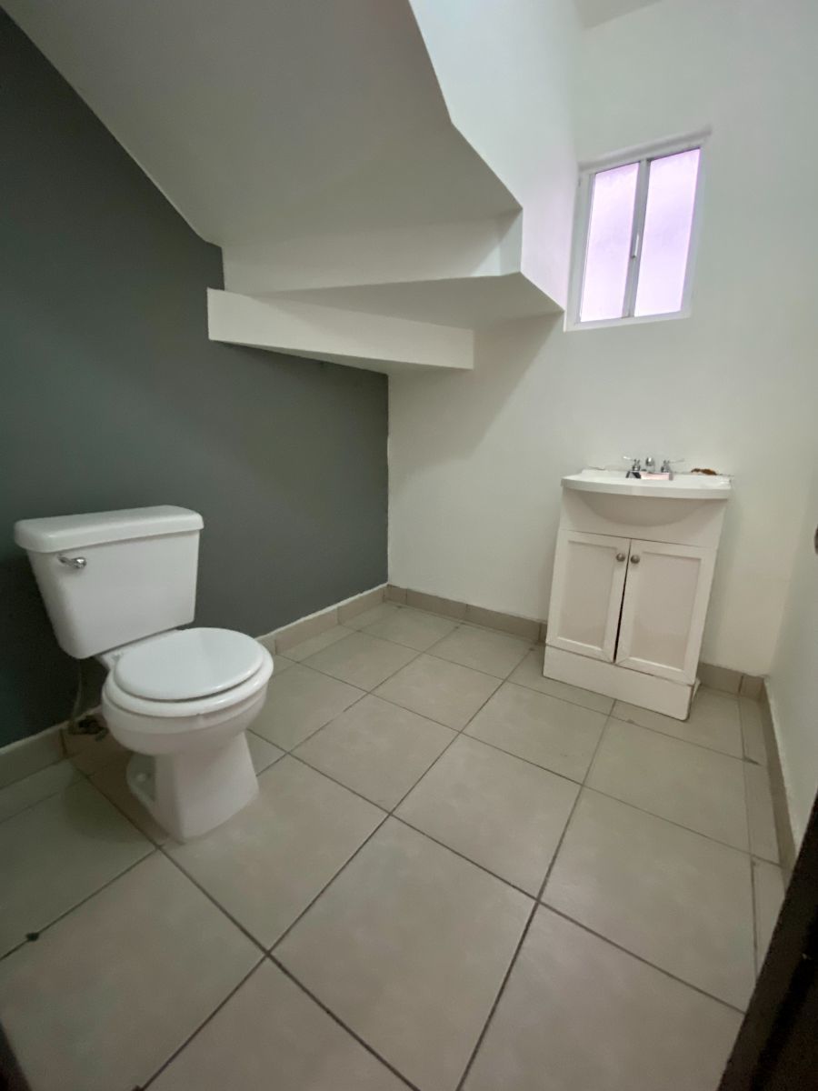 4 de 21: Medio baño planta baja