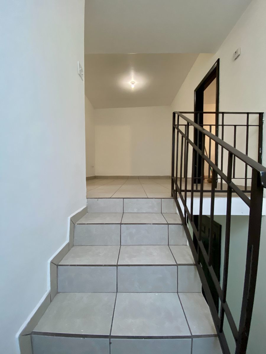 9 de 21: Escaleras/Estancia